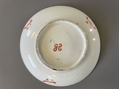 Soucoupe et deux bols en porcelaine de Chine,...