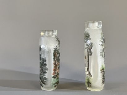 Deux tabatières en verre peint. 

H. :7 cm...