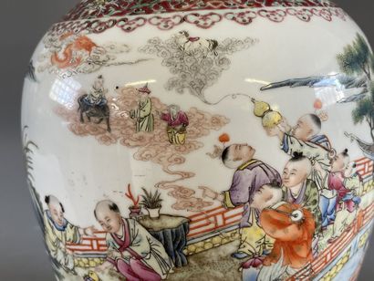 Vase balustre en porcelaine de Chine à décor...