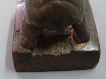 Cachet en bronze figurant une tortue.

4...