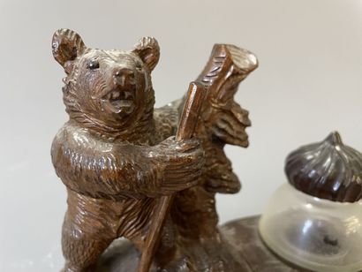 Encrier en bois sculpté avec ours marcheur,...