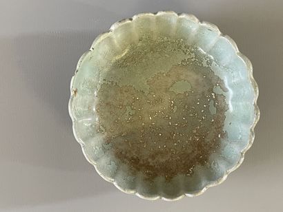 Coupe en grès émaillé. 

H. :3 cm. D. :9,5...