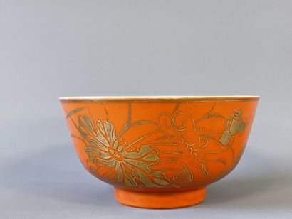 Bol en porcelaine orange à décor doré. 

H....