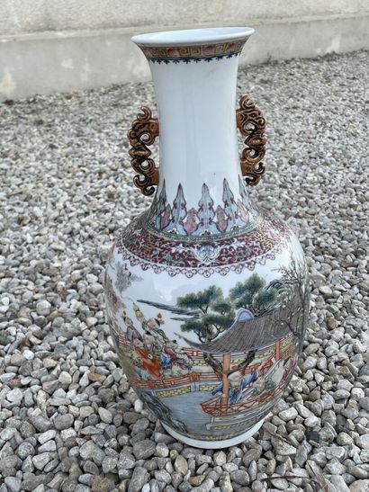 Vase balustre en porcelaine de Chine à décor...