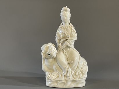 Guan Yin assise sur un chien de fo en porcelaine...