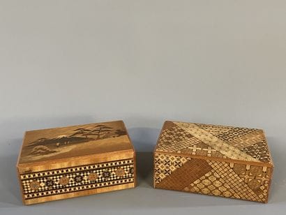 Deux boites en marqueterie de bois à ouverture...