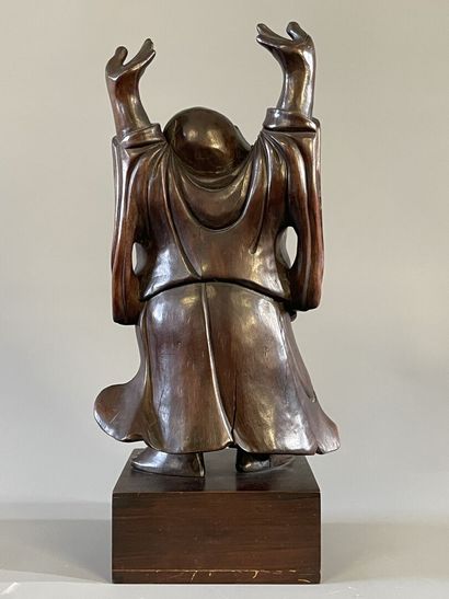 Bouddha en bois sculpté. 

H. :36cm.
