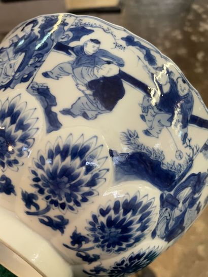 Deux coupes creuses en porcelaine de Chine.

H:...