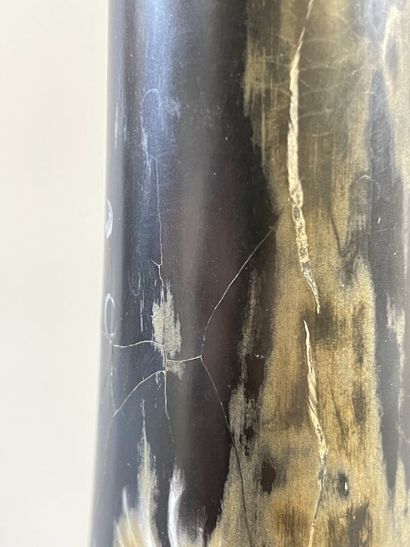 Grand vase soliflore en bois laqué d'une...