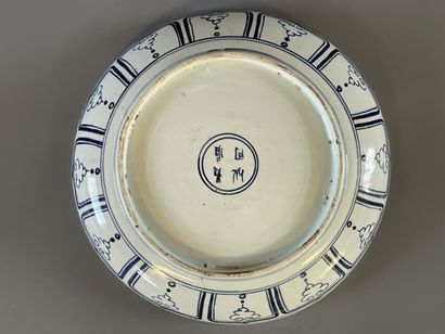 Plat rond en faience à décor de poissons....