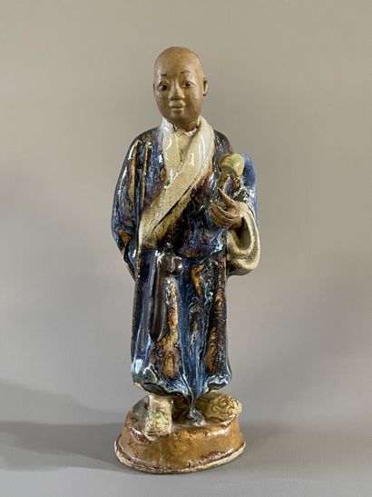 Personnage en terre cuite émaillé. Chine...