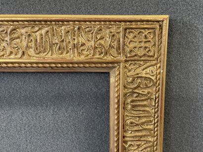 Cadre en bois et stuc doré à décor de calligraphie...