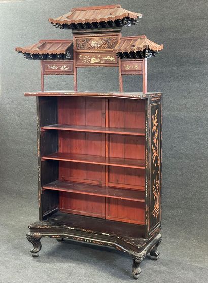 Autel en bois sculpté et patiné.

INDOCHINE...