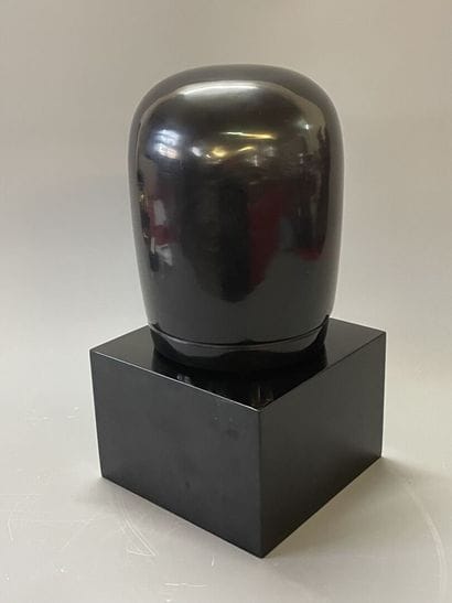 Shiva lingam laqué noire

H. :36 cm. 

Cachet...