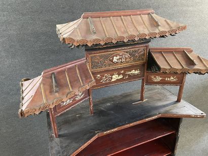 Autel en bois sculpté et patiné.

INDOCHINE...