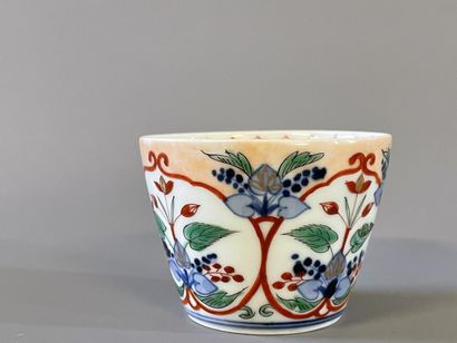 Tasse en porcelaine à décor de végétaux....