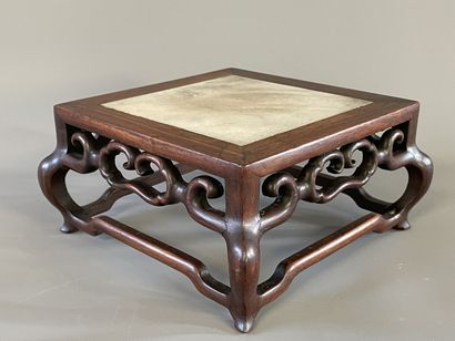 Socle en bois ajouré dessus mabre. 

9 x...