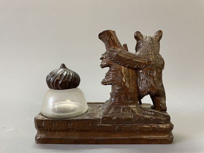 Encrier en bois sculpté avec ours marcheur,...