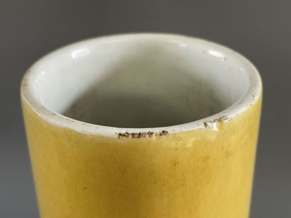 Vase en porcelaine de Chine, émail jaune....