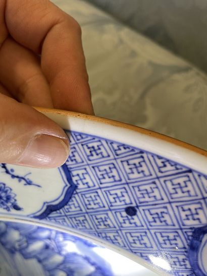 Bassin en porcelaine de Chine à décor de...