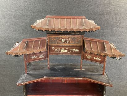 Autel en bois sculpté et patiné.

INDOCHINE...