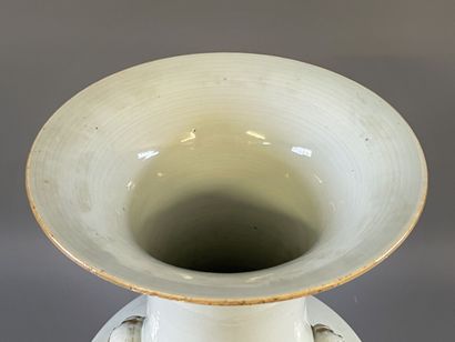 Vase balustre en porcelaine à décor de femme...