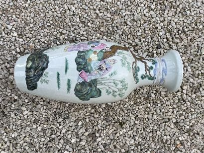 Vase balustre en porcelaine de Chine à décor...