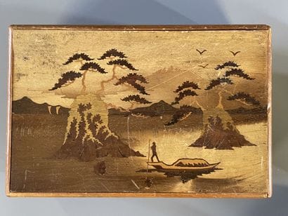 Trois boites en marqueterie de bois à ouverture...