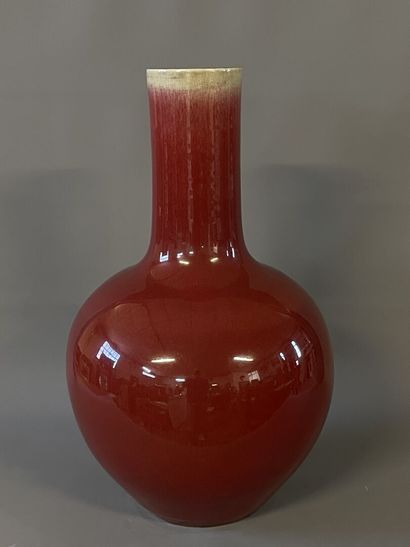 Important vase en porcelaine, émail rouge...
