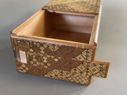Deux boites en marqueterie de bois à ouverture...