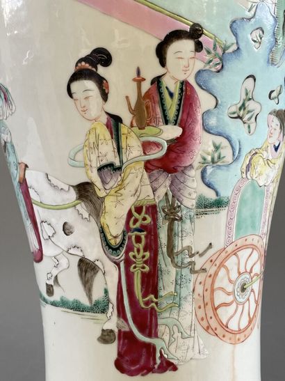 Vase balustre en porcelaine de Chine à décor...