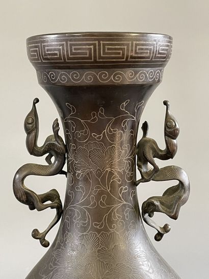 INDOCHINE fin XIX° Paire de vases en bronze...