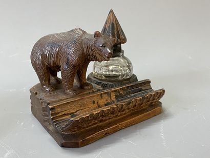 Deux encriers en bois sculpté à décor d'ours.

Forêt...