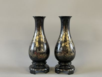 INDOCHINE XX° Paire de vases et service fumeur...