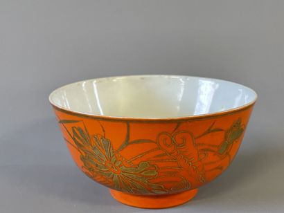 Bol en porcelaine orange à décor doré. 

H....