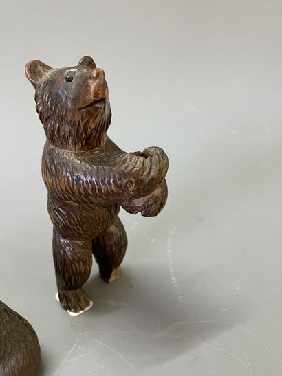 Ensemble de quatre ours en bois sculpté:...
