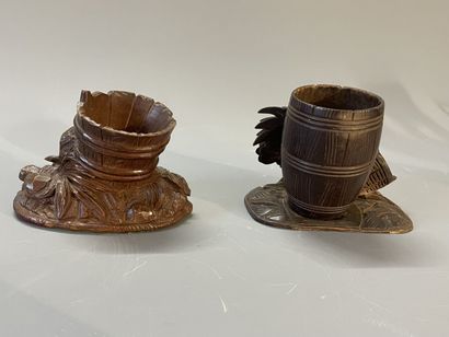 Deux vide poche en bois sculpté, un à décor...