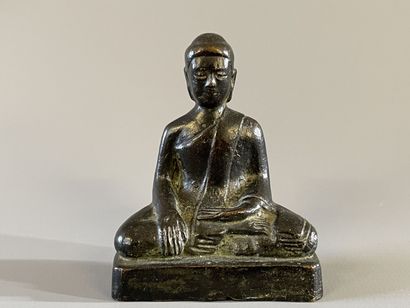 Bouddha en bronze patiné. 

H. :7cm.
