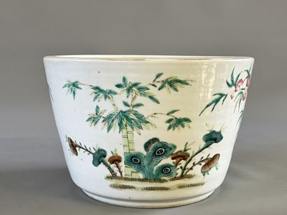 Cache pot en porcelaine émaillé à décor de...
