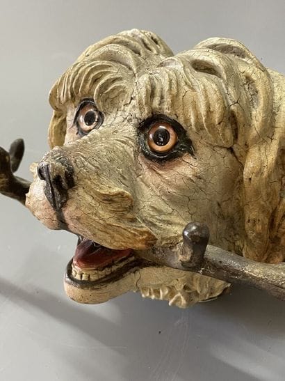 Porte-serviette figurant une tête de chien...