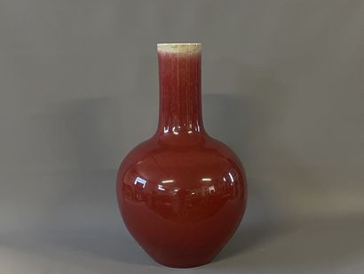 Important vase en porcelaine, émail rouge...