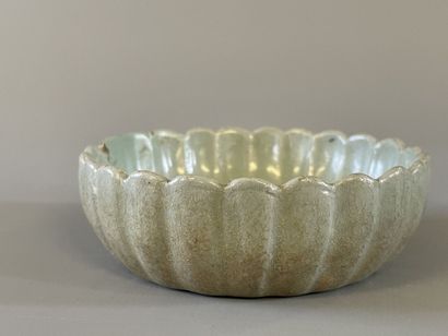 Coupe en grès émaillé. 

H. :3 cm. D. :9,5...