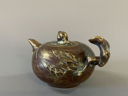Petit théière asiatique en bronze patinée....