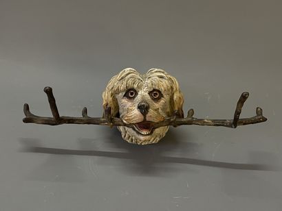 Porte-serviette figurant une tête de chien...