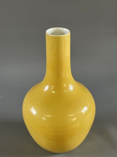 Vase en porcelaine de Chine, émail jaune....