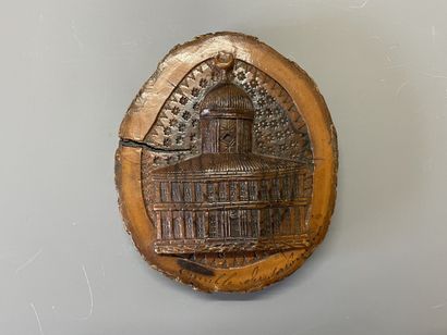Médaillon en bois sculpté d'une architecture,...