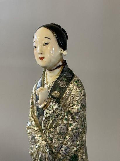 Deux statuettes de femmes en porcelaine,...