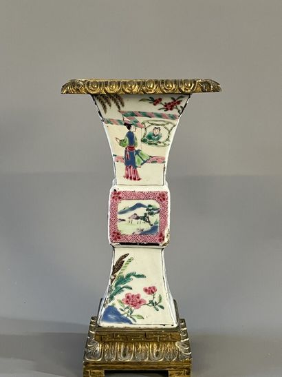 Vase en porcelaine à décor polychrome, monture...
