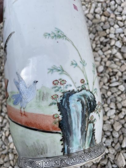 Vase balustre en porcelaine de Chine sur...