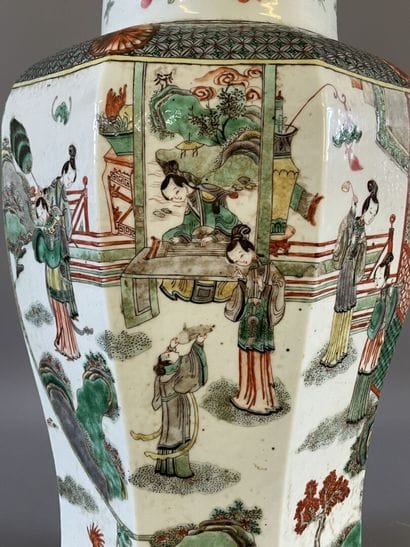 Vase à pans coupés en porcelaine de Chine...